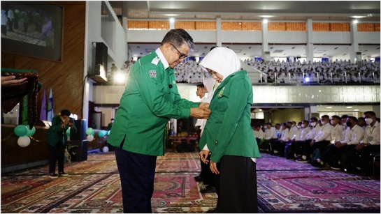 Pemasangan Almamater Kepada Mahasiswa Baru